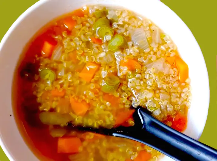 Sopa de alcachofa con frijoles y quinoa, un plato vegano nutritivo con ingredientes saludables, ideal para la cocina ayurvédica.